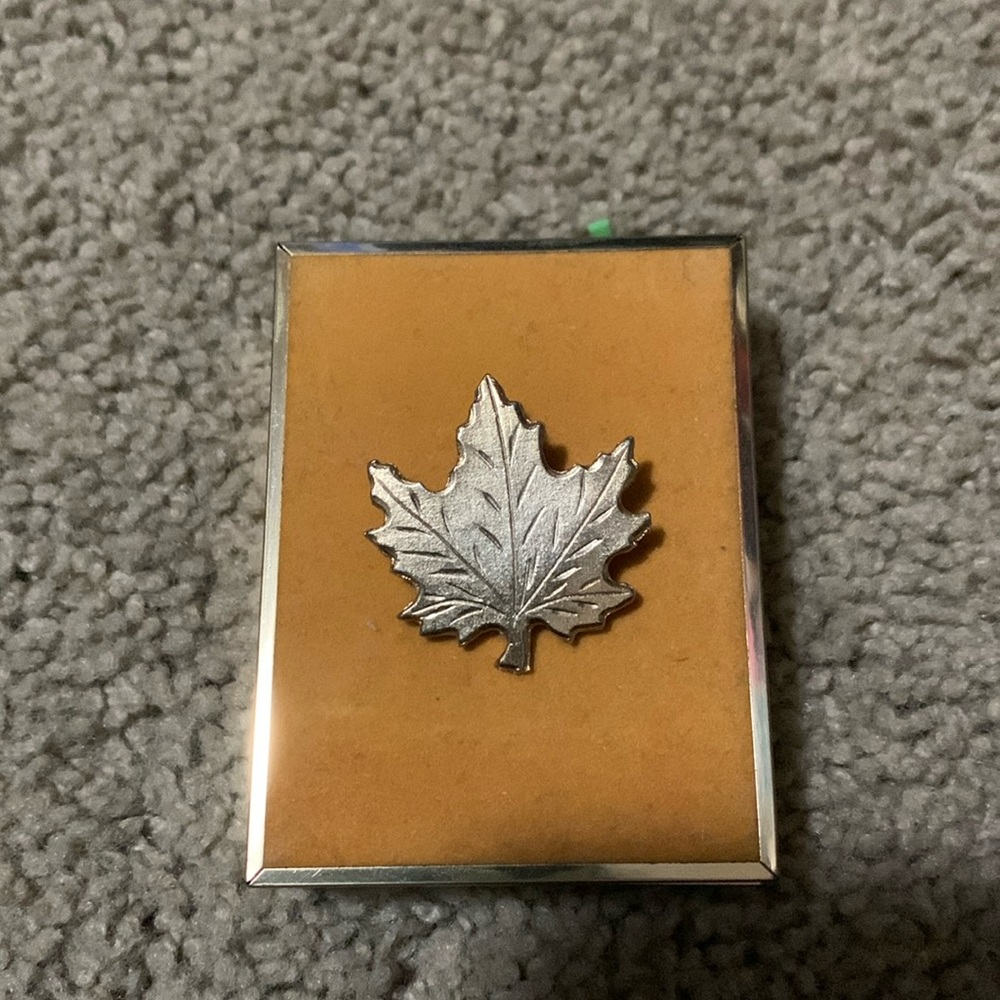 💙 Maple leaf brooch
